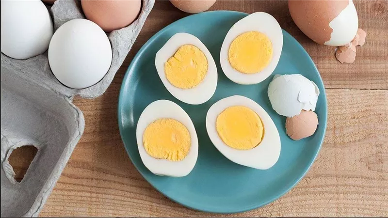 عند ارتفاع نسبة الكوليسترول.. هل يجب تجنب صفار البيض؟