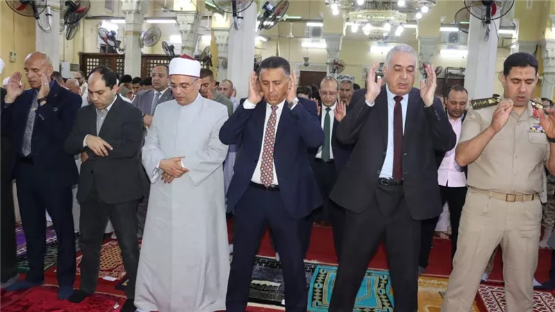 محافظ القليوبية يؤدي صلاة عيد الأضحى المبارك بمسجد ناصر بمدينة بنها 
