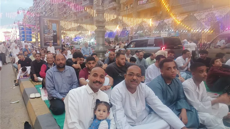 آلاف المصلين يؤدون صلاة العيد بساحة 45 في الإسكندرية              