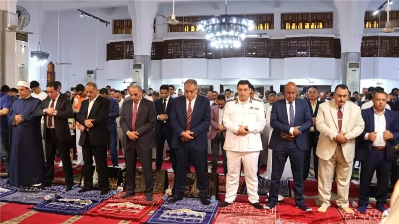 محافظ الإسماعيلية يؤدي شعائر صلاة عيد الأضحى المبارك بمجمع الشهداء الإسلامي