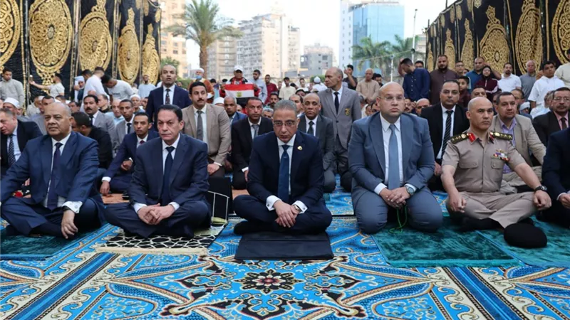 محافظ الجيزة يؤدي صلاة عيد الأضحى بساحة مسجد مصطفى محمود