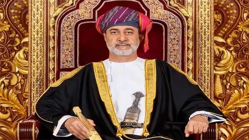 بجامع معسكر.. سلطان عمان يؤدي صلاة العيد ويستقبل التهاني