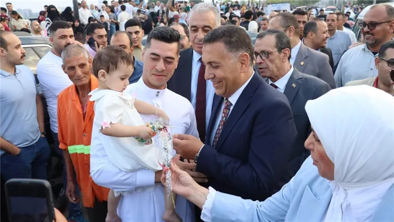 محافظ القليوبية يوزع الورود والهدايا على كورنيش النيل ببنها احتفالا بعيد الأضحى