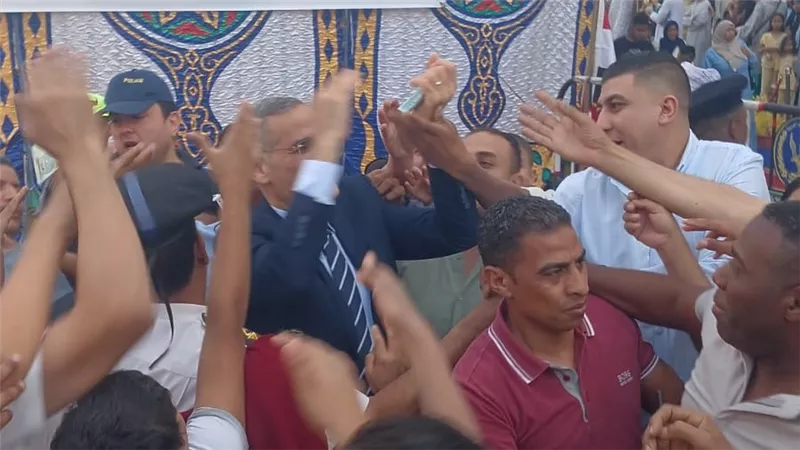 بعد صلاة العيد.. مدير أمن الأقصر يوزع “العيدية” على المواطنين 