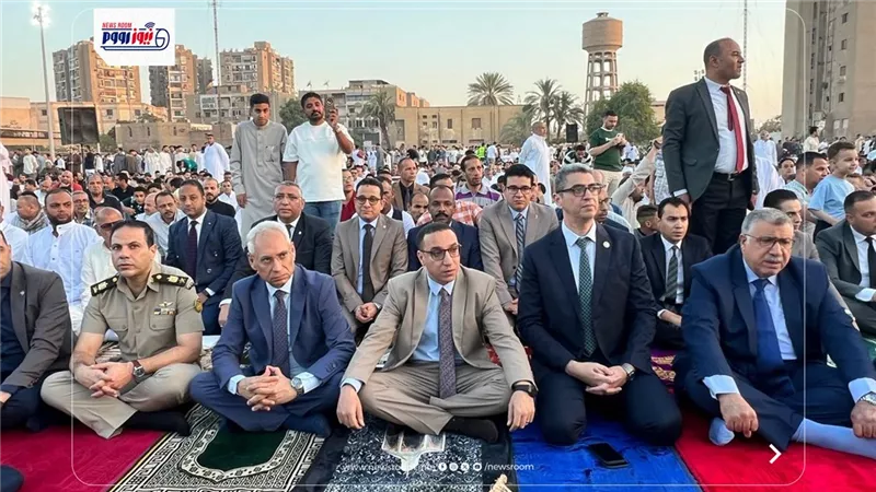 رئيس جامعة المنيا يؤدي صلاة عيد الأضحى المبارك بمدرسة أبو شناف