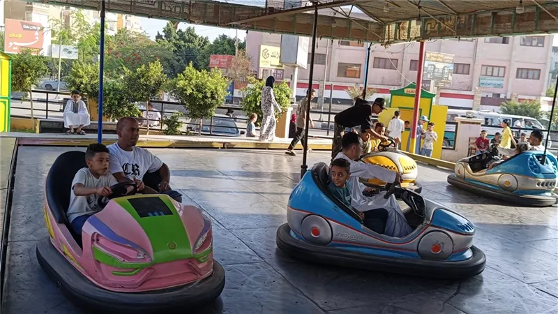 مشاهد مبهجة..الأطفال يتسابقون بالسيارات الكهربائية في عيد الأضحى بالفيوم