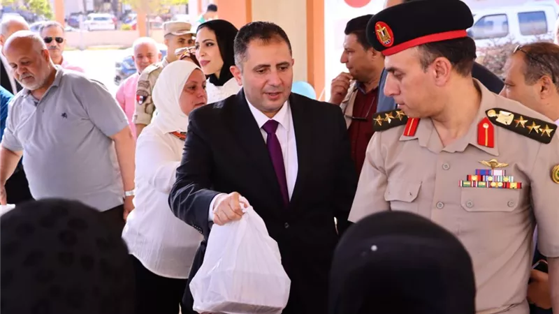 محافظ دمياط يشهد توزيع لحوم الأضاحي على الأسر الأولى بالرعاية