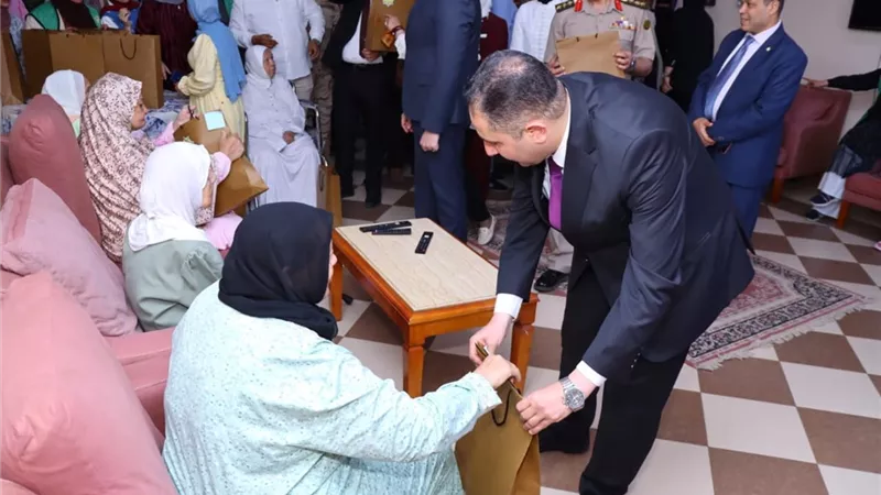 محافظ دمياط يزور دار البر والتقوى للمسنين ليهنئهم بعيد الأضحى