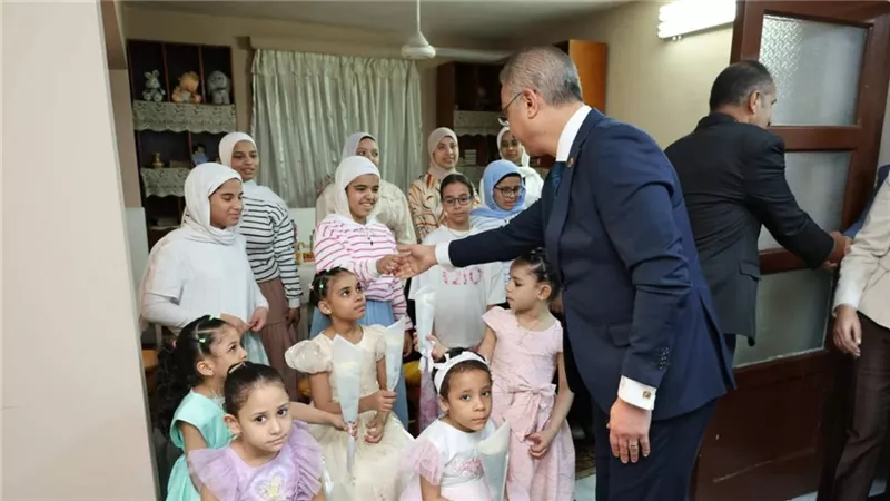 محافظ الجيزة يشارك فتيات مؤسسة الرعاية الإجتماعية للبنات بإمبابة فرحة عيد الأضحى