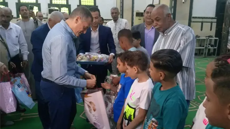 محافظ أسوان يوزع كروت تهنئة الرئيس السيسى والهدايا والعيدية على الأطفال