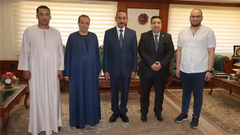 بالصور.. محافظ سوهاج يستقبل المهنئين بعيد الأضحى المبارك