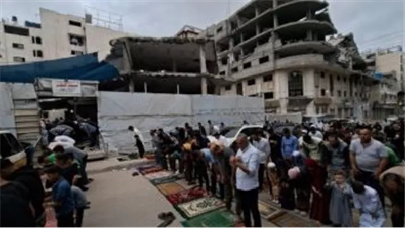 فلسطينيو غزة يؤدون صلاة عيد الأضحى فوق أنقاض المساجد وسط ظروف إنسانية قاسية