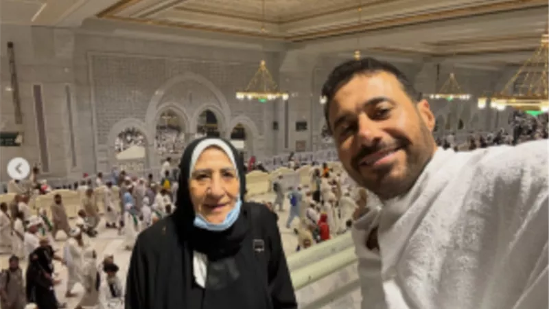أحمد السعدني يوثق رحلته للحج مع والدته بفيديو مؤثر: «الحمد لله»