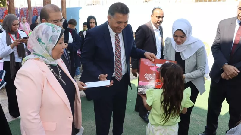 محافظ القليوبية يشارك اليتيمات بدار 