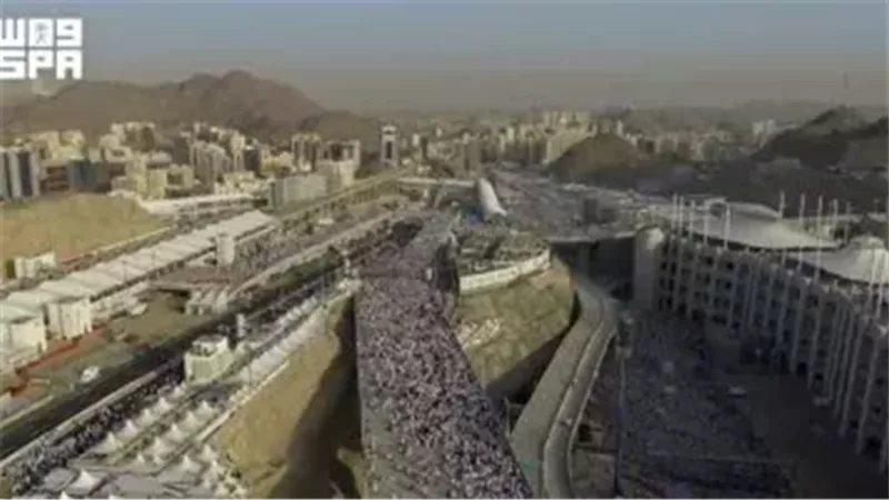 ضيوف الرحمن يبدءون رمي جمرة العقبة في منى بانسيابية وتنظيم محكم