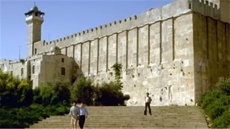 أوقاف الخليل تدعو لتكثيف الرباط في الحرم الإبراهيمي بعد فتحه بالكامل للمصلين