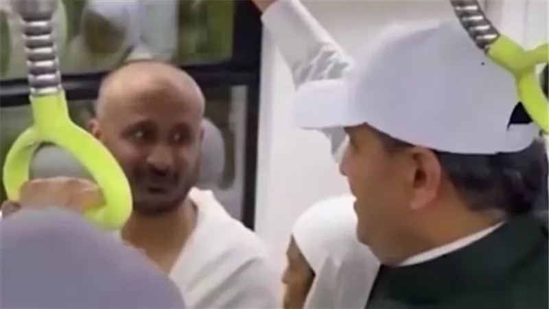 هنوصل في ٥ دقايق.. وزير النقل السعودي يتحاور مع حاج داخل قطار المشاعر