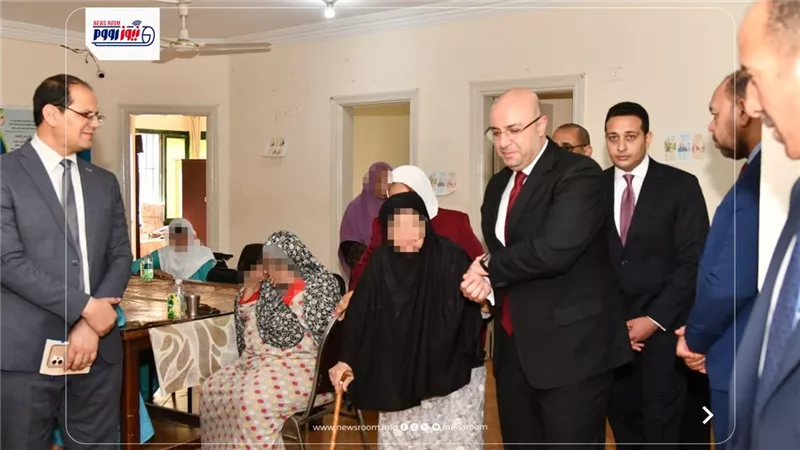محافظ الفيوم يشارك المسنين احتفالهم بعيد الأضحى المبارك