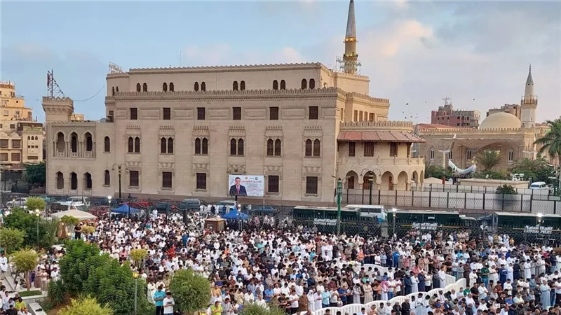 آلاف المواطنين يؤدون صلاة عيد الأضحى بالجامع الأزهر