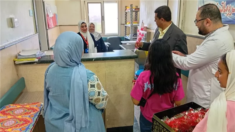رئيس مدينة الباجور بالمنوفية يوزع ورد وشيكولاتة على المرضى والأطقم الطبية 