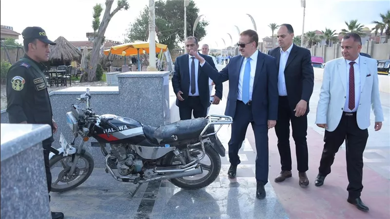 محافظ بورسعيد يصادر عددًا من الدراجات البخارية المخالفة خلال جولته بالكورنيش