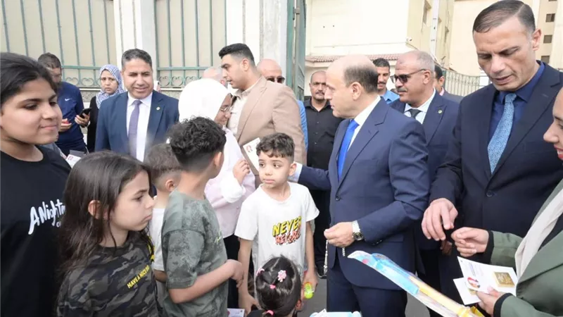 محافظ الغربية يوزع هدايا الرئيس على الأطفال في شوارع المحافظة احتفالًا بالعيد