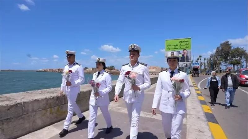 في أول أيام العيد.. الداخلية توزع الورود على المواطنين 