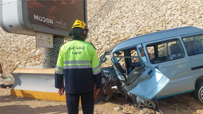 الحماية المدنية بالقاهرة تنقذ سائقا احتجز داخل سيارته بمحور المشير