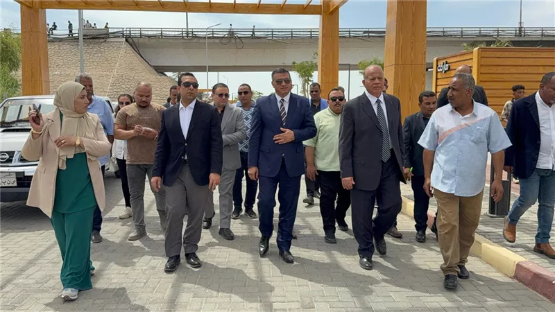 وسط فرحة المواطنين بالعيد.. محافظ قنا يتفقد كورنيش النيل الجديد