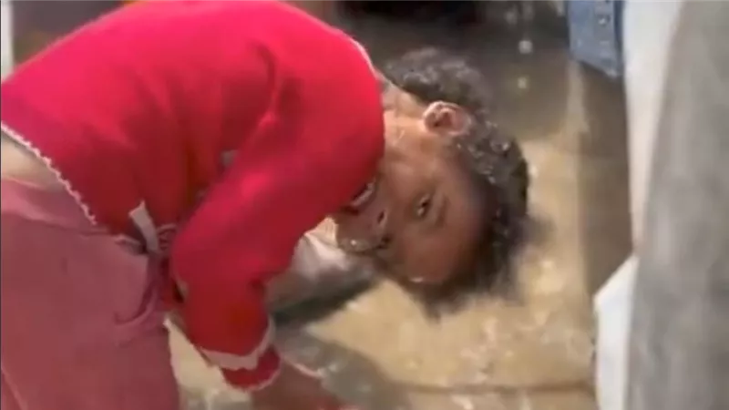 غسل الوجه بالماء.. لحظة فرح لطفلة فلسطينية تشعل مواقع التواصل| شاهد