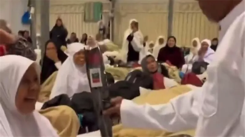 «وردة في الحج».. حاج إندونيسي يفاجئ زوجته بلقطة رومانسية تخطف القلوب | فيديو