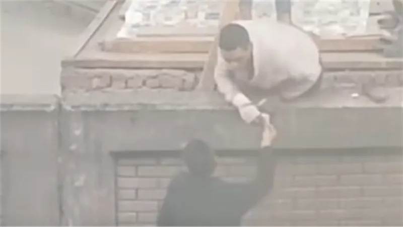 قائد قطار بالسكة الحديد يترك رحلته ويلتقي بأشخاص يشتبه في ترويجهم للمخدرات