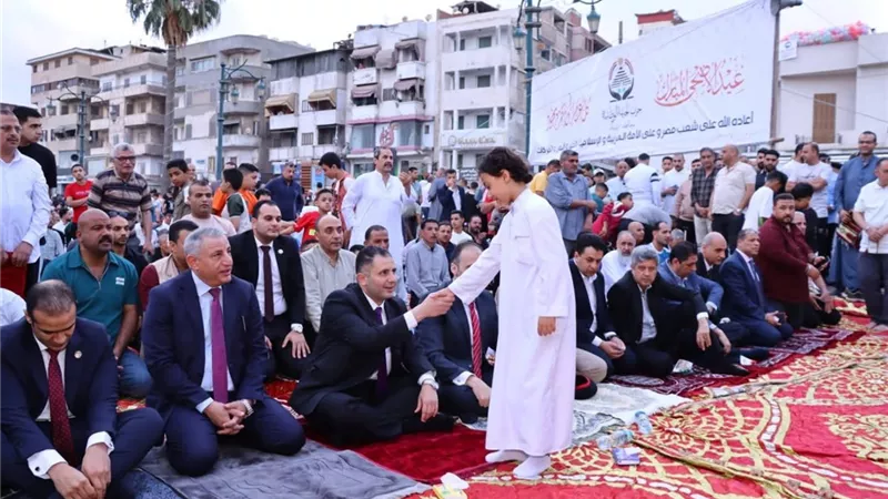محافظ دمياط يؤدي صلاة عيد الأضحى بساحة ميدان الساعة وسط المواطنين (صور)