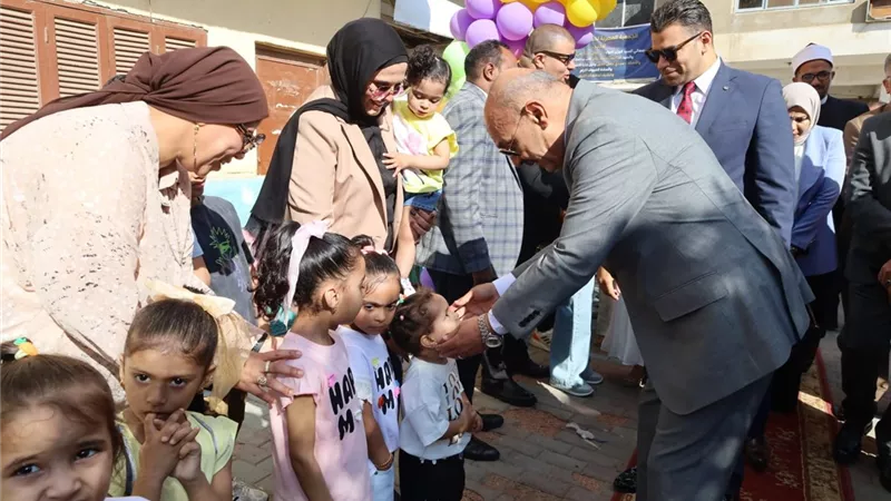محافظ السويس يشارك الأيتام والمسنين وذوي الهمم فرحة عيد الأضحى 