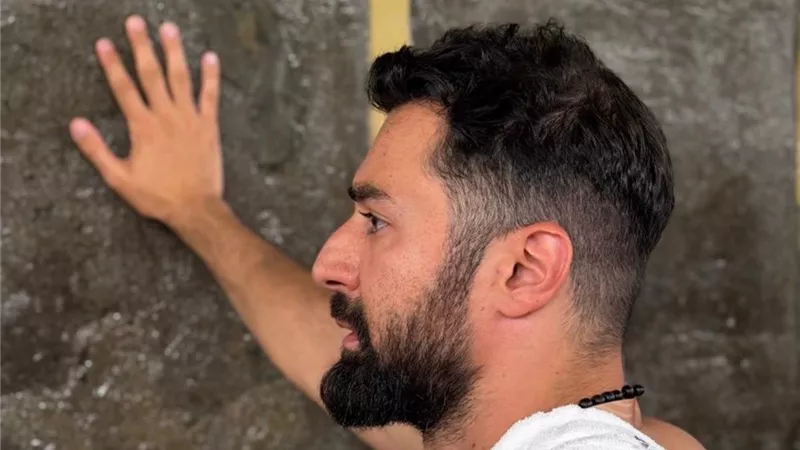 أحمد حاتم يكشف عن إصابته في القدم عقب إتمامه مناسك الحج 