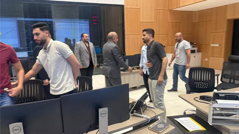 وزير الكهرباء يقضى أول ايام العيد مع العاملين فى المركز القومى للتحكم فى الطاق