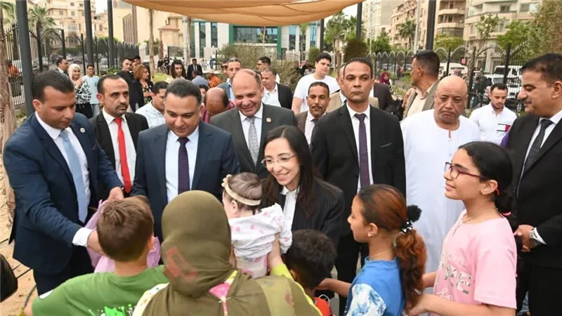 أول أيام عيد الأضحى.. محافظ البحيرة تشارك المواطنين فرحة العيد وتوزع الهدايا 