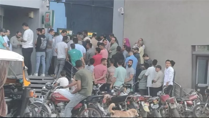 «المصري ملهوش كاتالوج».. خطة عم حسن تنجح في إنهاء أزمة الـ«كاش» و«ATM»