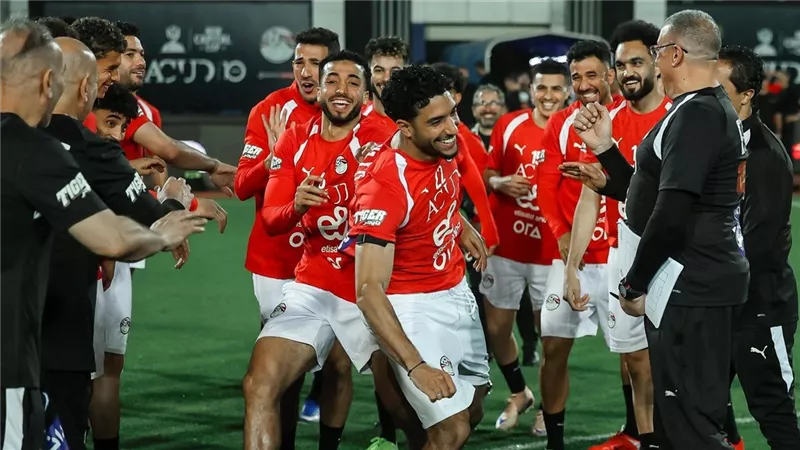 ممر شرفي في تدريب المنتخب الوطني احتفالاً بمرموش واللاعبين الجدد