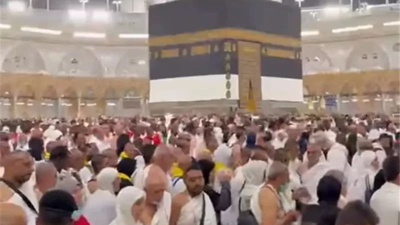 «الحج هون عليها فراق والدها».. منة شلبي من أمام الكعبة بعد إتمام المناسك 