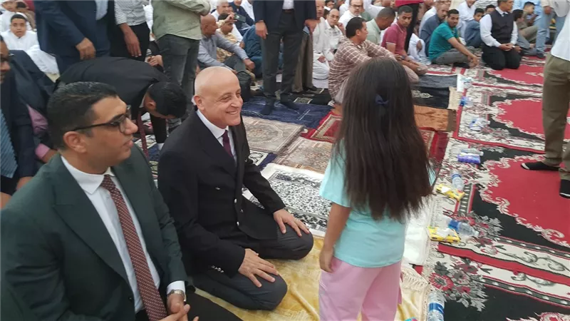 وسط آلاف المصلين.. محافظ الأقصر يؤدي صلاة عيد الأضحى بساحة أبو الحجاج