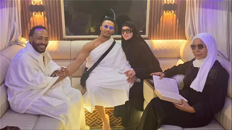 شقيقة محمد رمضان تنشر صورة من الحج رفقته وزوجته: «عيد سعيد عليكم جميعا»