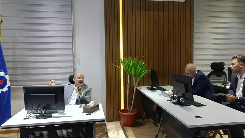 محافظ السويس يتابع عمل مركز سيطرة الشبكة الوطنية للطوارئ والسلامة العامة