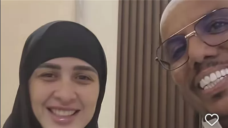 ياسمين عبدالعزيز تخطف الأنظار بالحجاب خلال الحج.. ولقاء عفوي يجمعها بناشط يمني