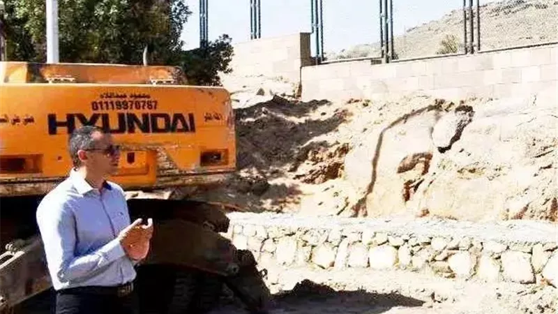 محافظ أسوان يتابع الأعمال الجارية بمشروع تطوير مداخل معبد فيلة 