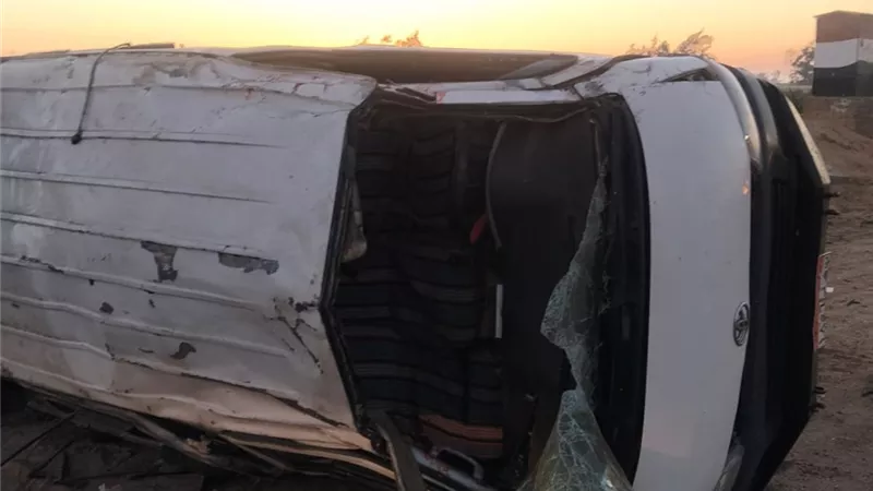 إصابة 8 أشخاص إثر حادث إنقلاب سيارة ميكروباص بعد كوبري المشاة بالبحيرة 