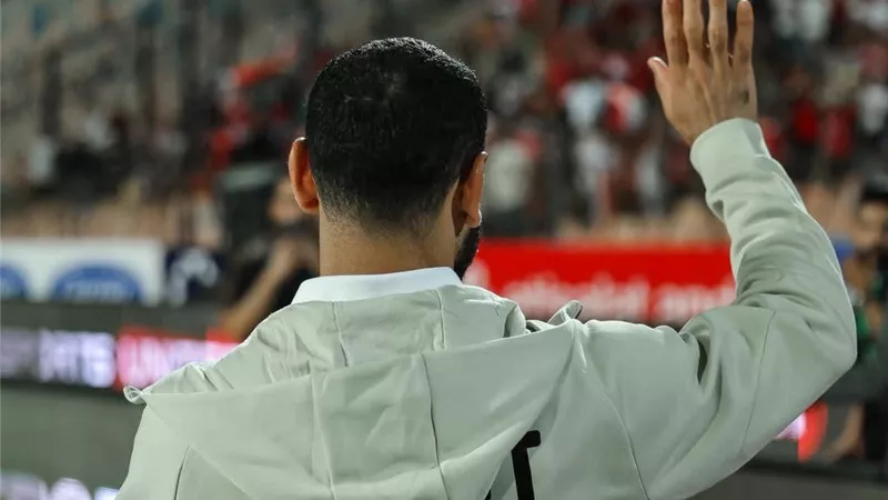 محمد صلاح يحيي جماهير المنتخب قبل مباراة روسيا بعد استبعاده (صور)