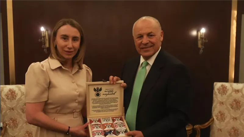 أبو ريدة يتبادل الدروع التذكارية مع رئيسة بعثة منتخب روسيا