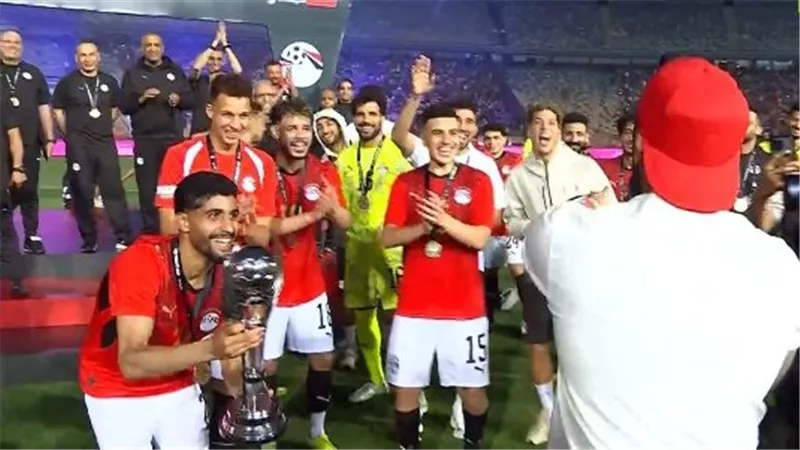 منتخب مصر يتسلم كأس العاصمة بعد الفوز على روسيا وديا