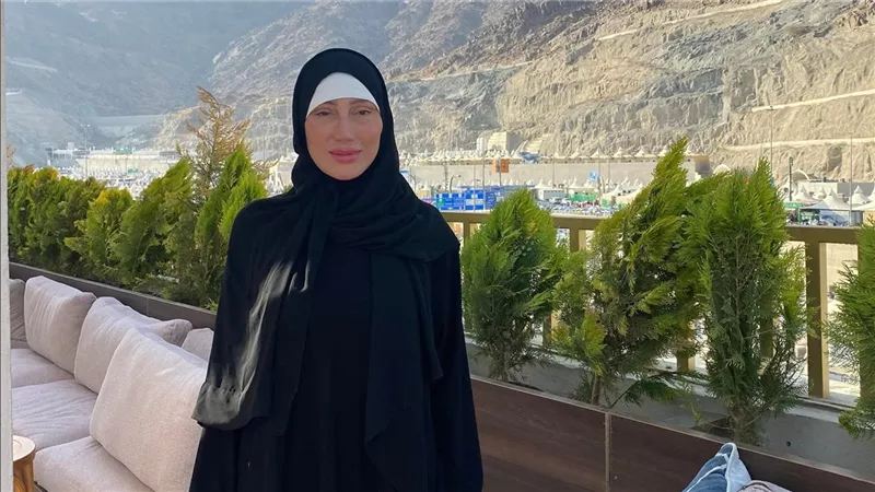 إسدال وطرحة سوداء .. أحدث ظهور للإعلامية ريهام سعيد